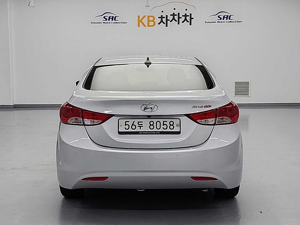 HYUNDAI Avante - Vista 3