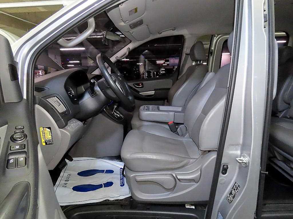 HYUNDAI Starex - Vista 6
