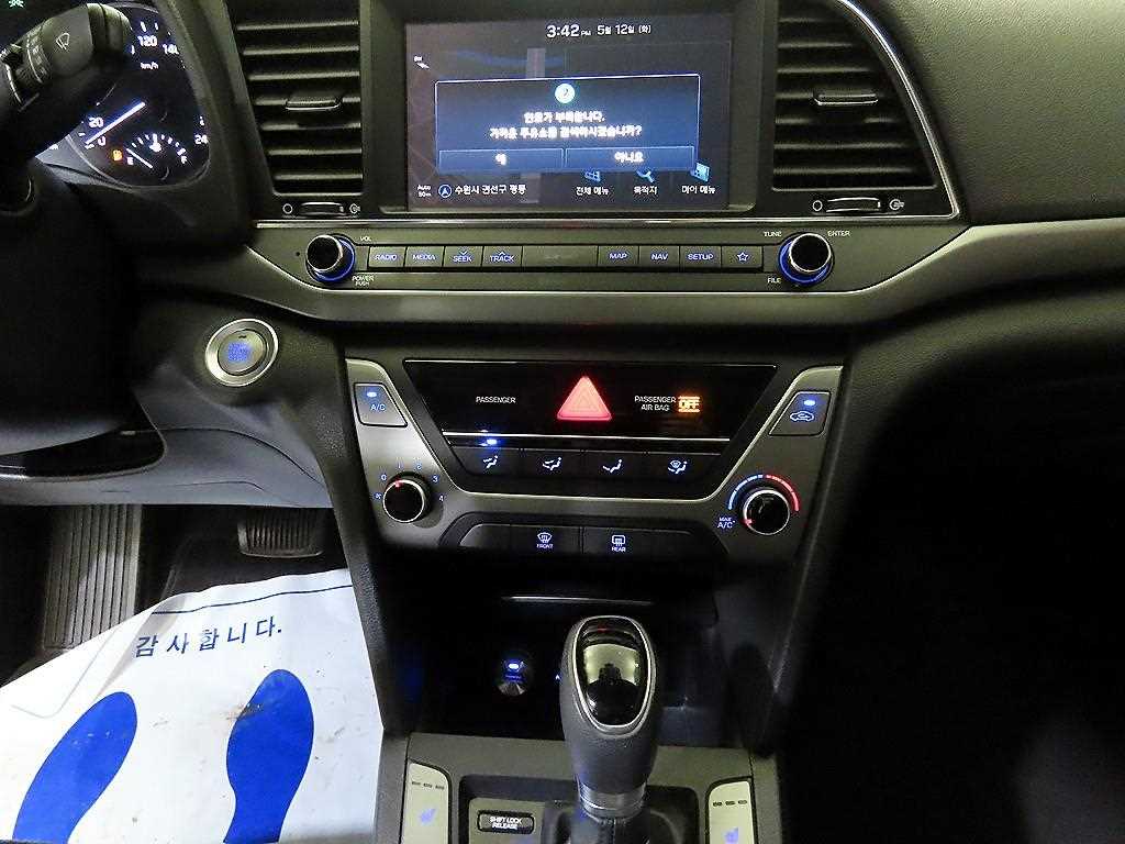 HYUNDAI Avante - Vista 11