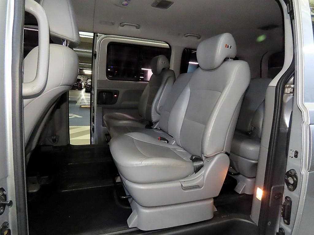 HYUNDAI Starex - Vista 7