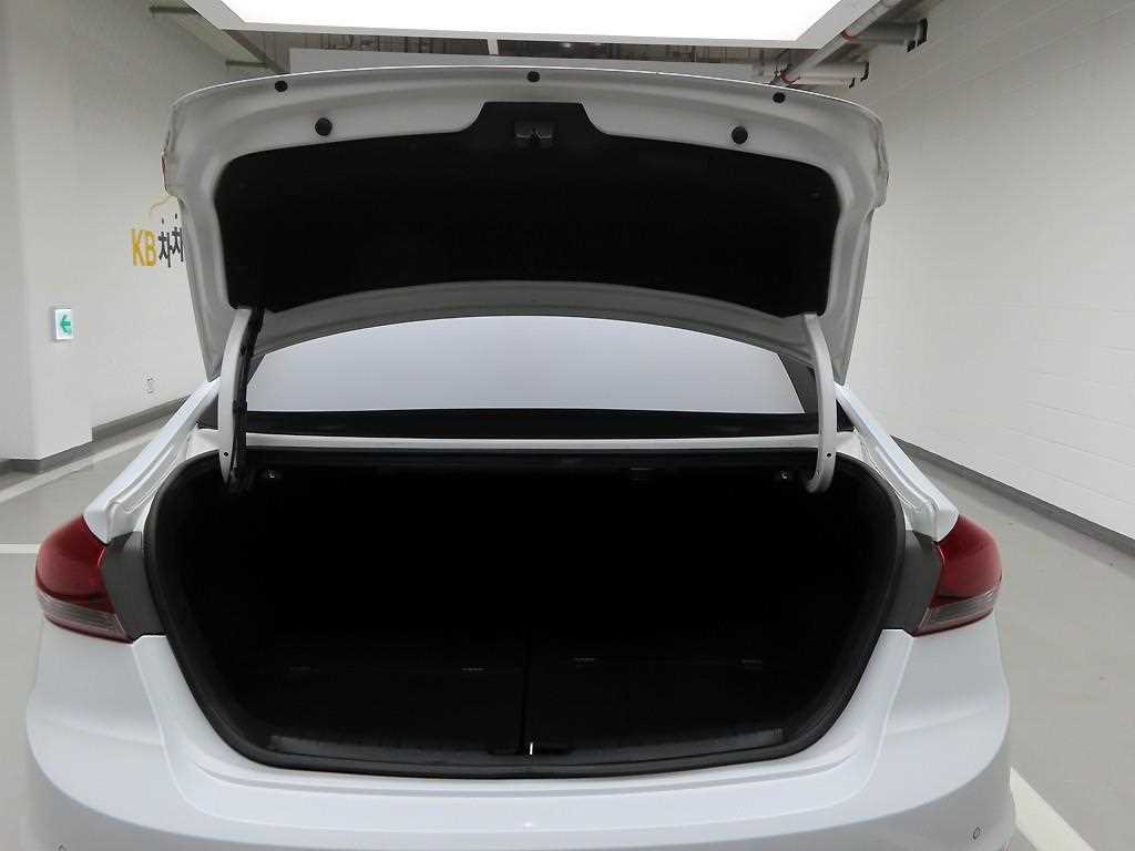 HYUNDAI Avante 2018 Blanco - Importación desde Corea - HF Imports Iquique - Foto 16