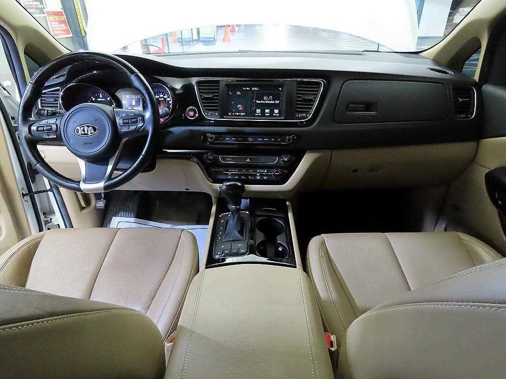 KIA Carnival - Vista 10