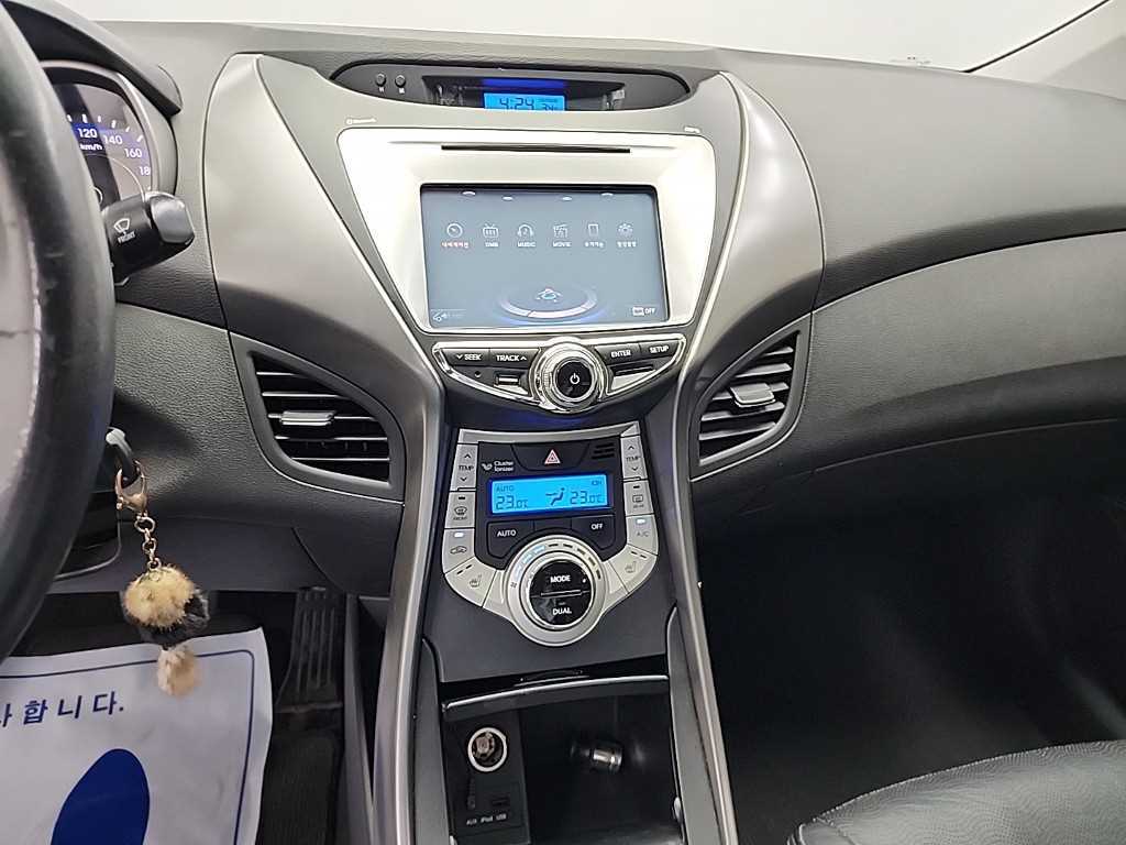 HYUNDAI Avante - Vista 10