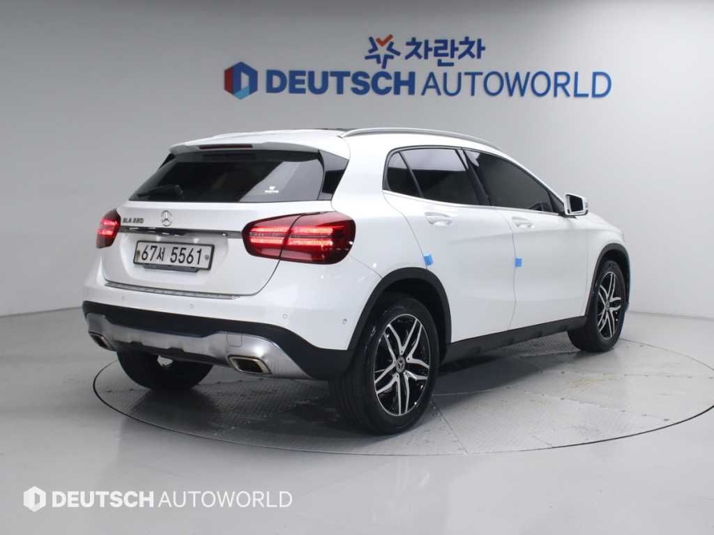 Mercedes Benz GLA Class - Vista 2