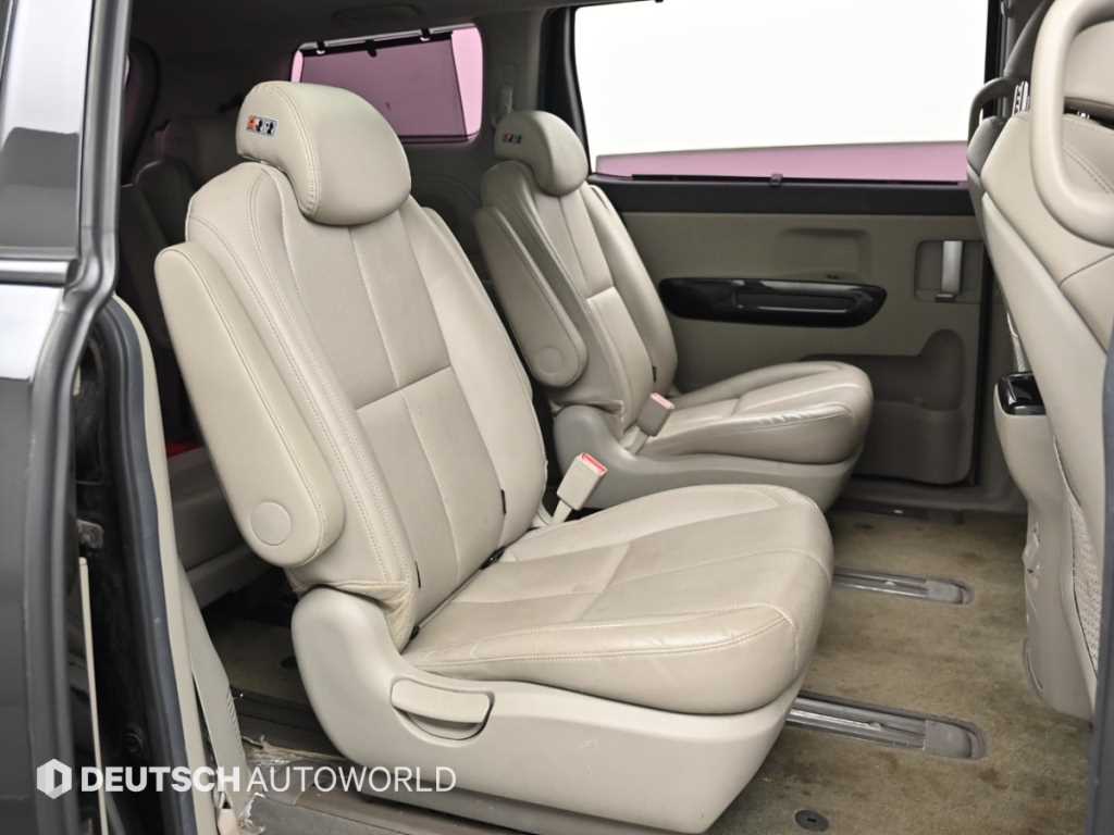 KIA Carnival - Vista 12