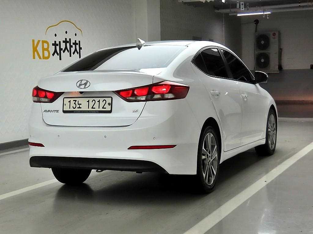 HYUNDAI Avante - Vista 4