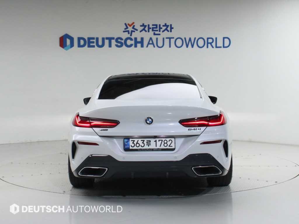 BMW 8 Series - Vista 4