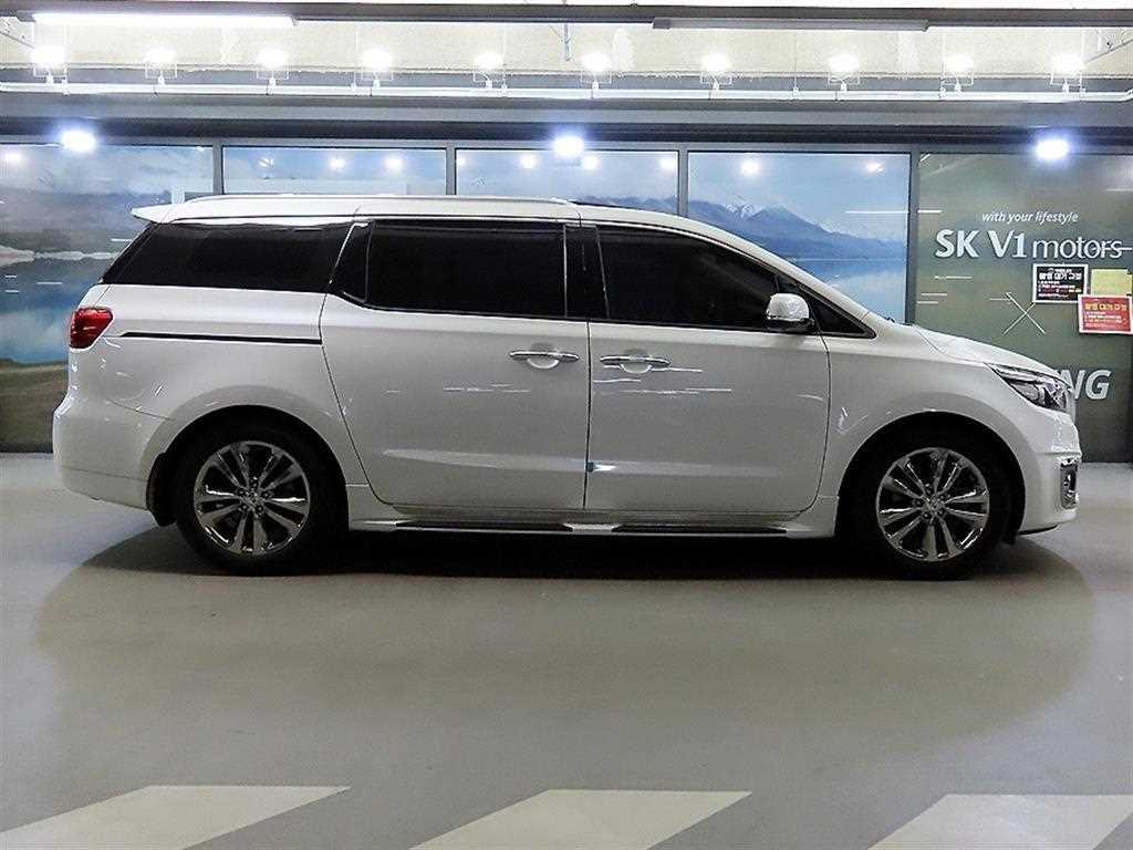 KIA Carnival - Vista 3