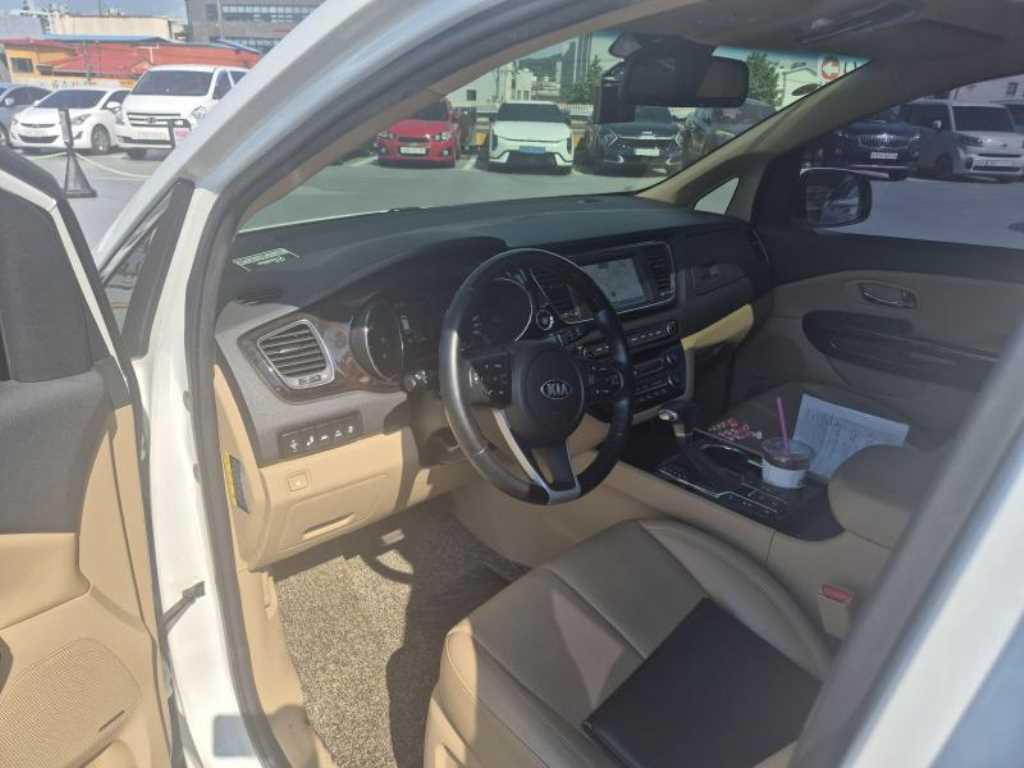 KIA Carnival - Vista 5