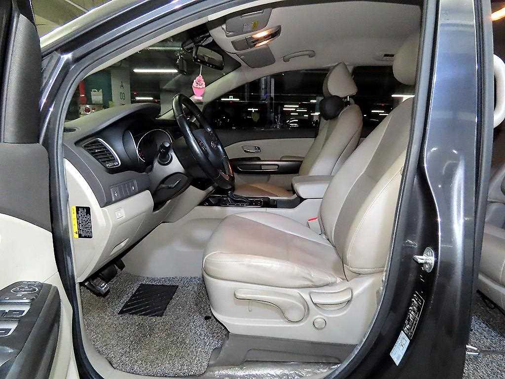 KIA Carnival - Vista 6