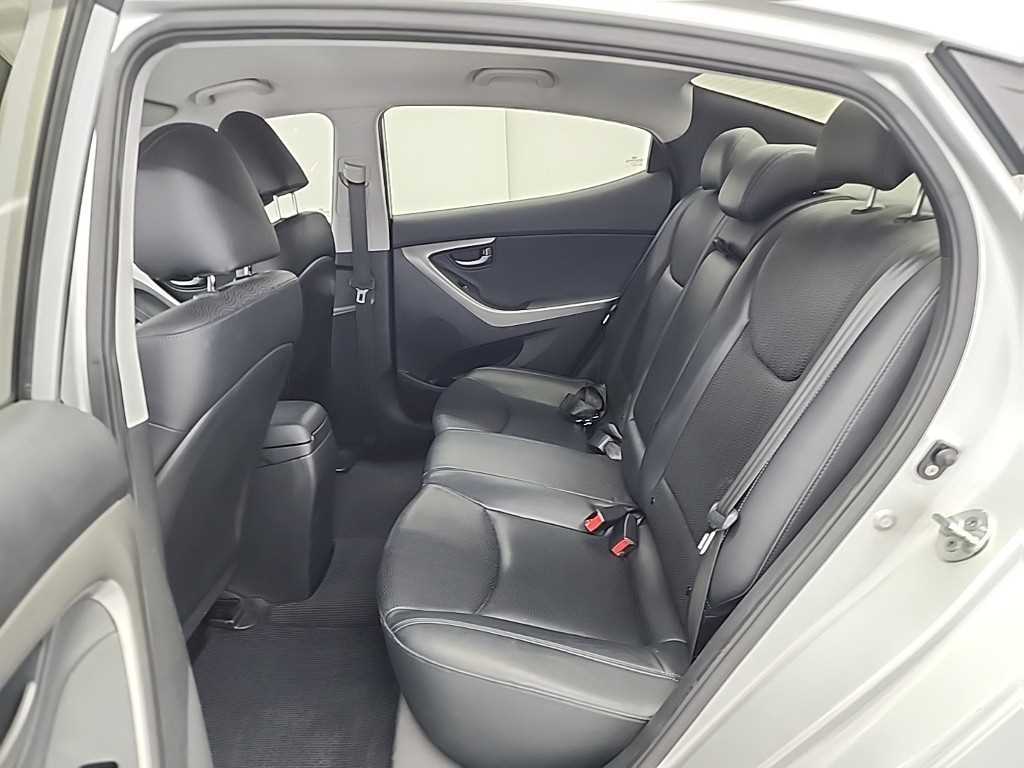 HYUNDAI Avante - Vista 12