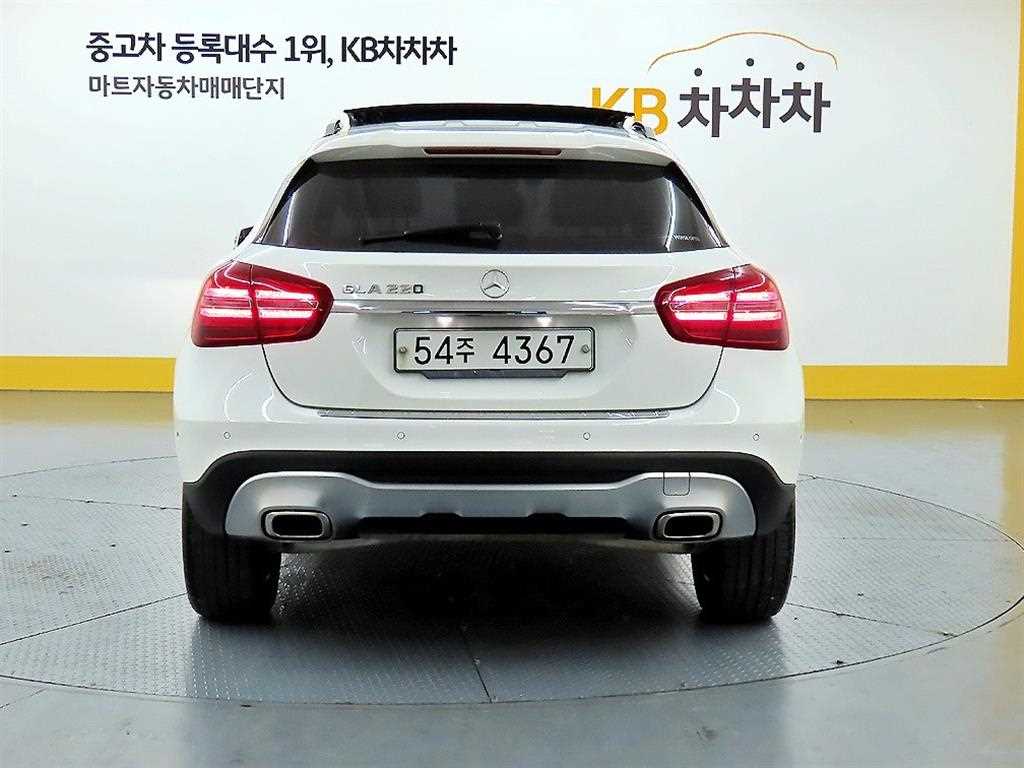 Mercedes Benz GLA Class - Vista 4