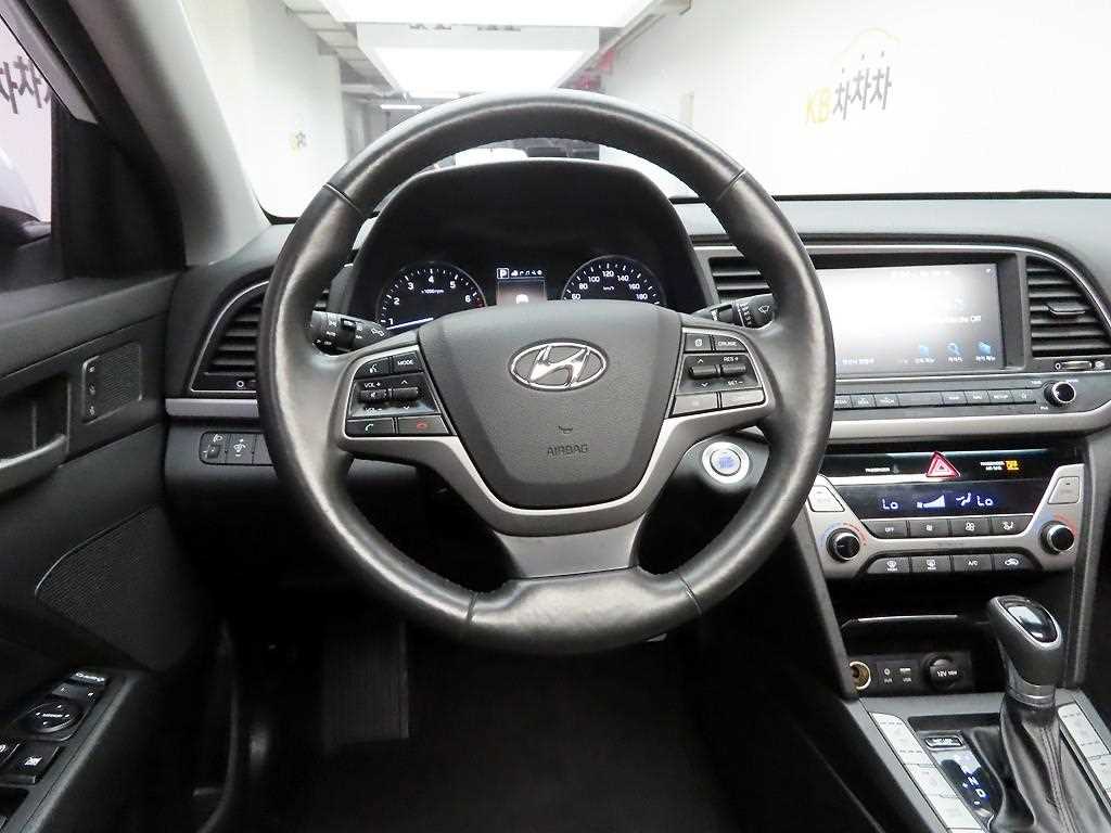 HYUNDAI Avante - Vista 7