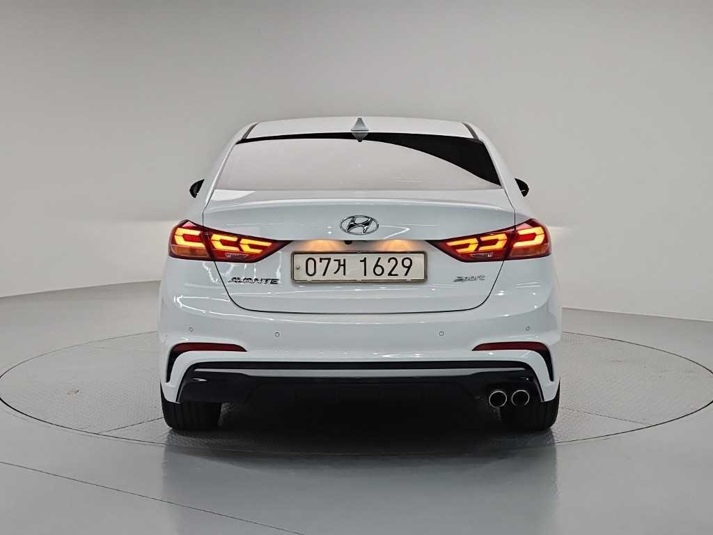 HYUNDAI Avante - Vista 3