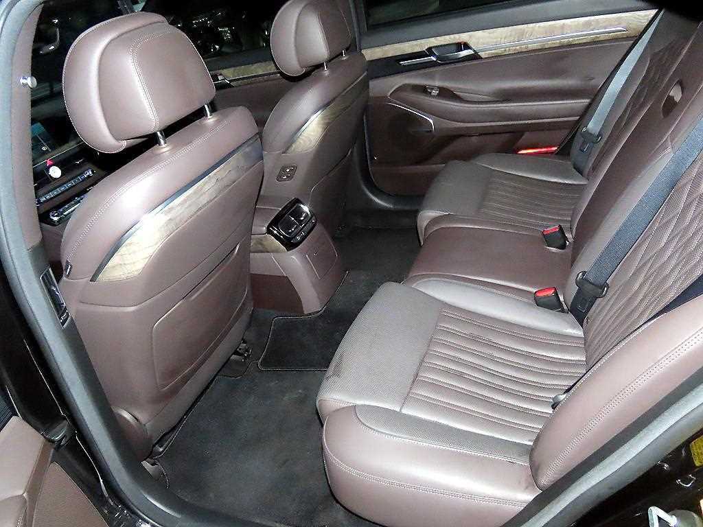 Genesis G90 - Vista 7