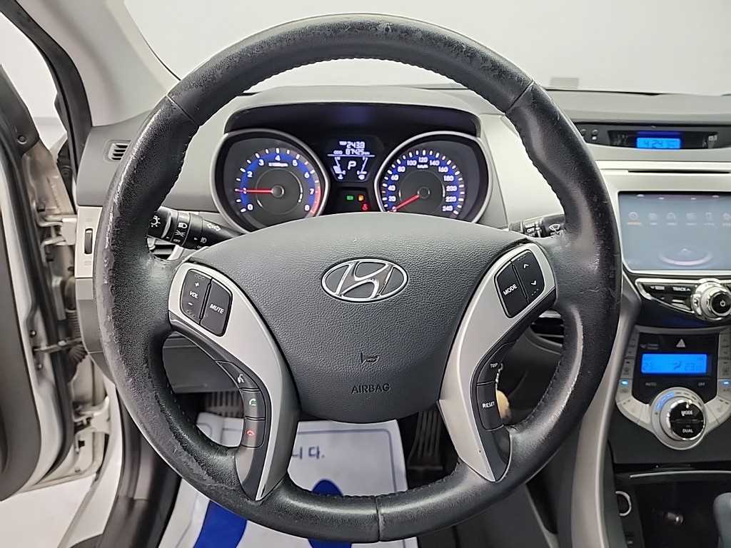 HYUNDAI Avante - Vista 9