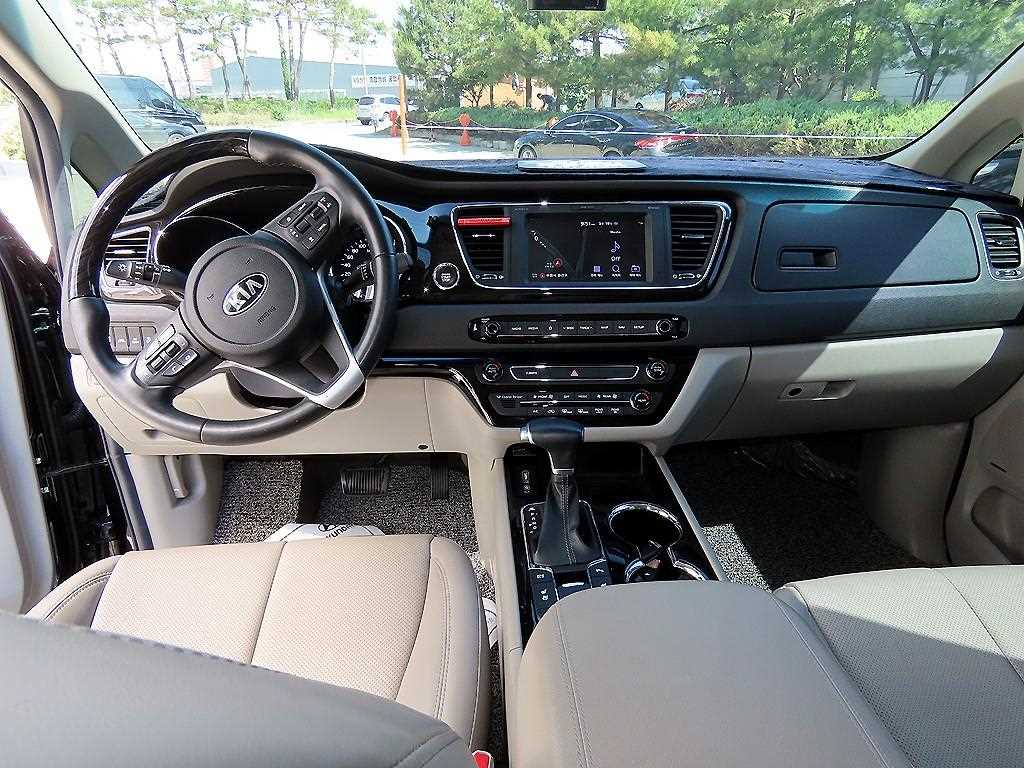 KIA Carnival - Vista 7