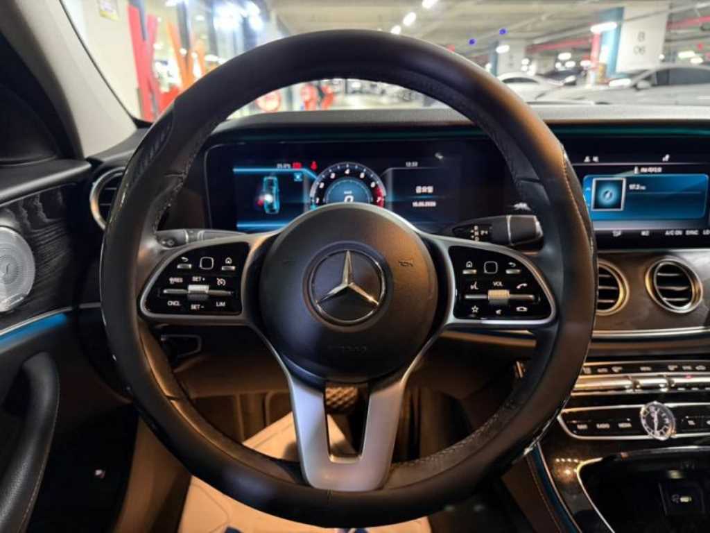 Mercedes Benz E class - Vista 8