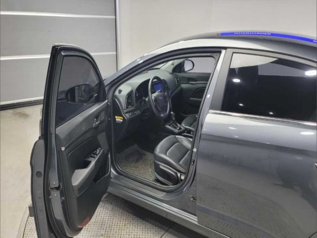 HYUNDAI Avante - Vista 5