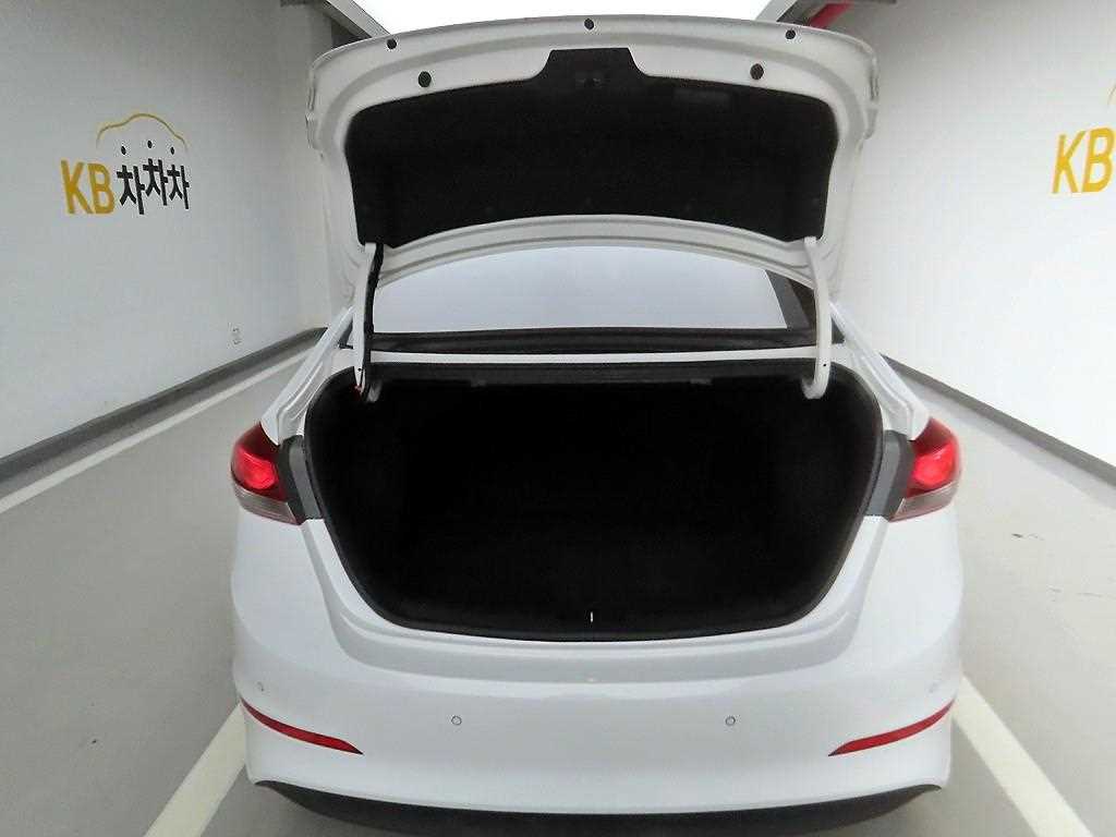 HYUNDAI Avante - Vista 5