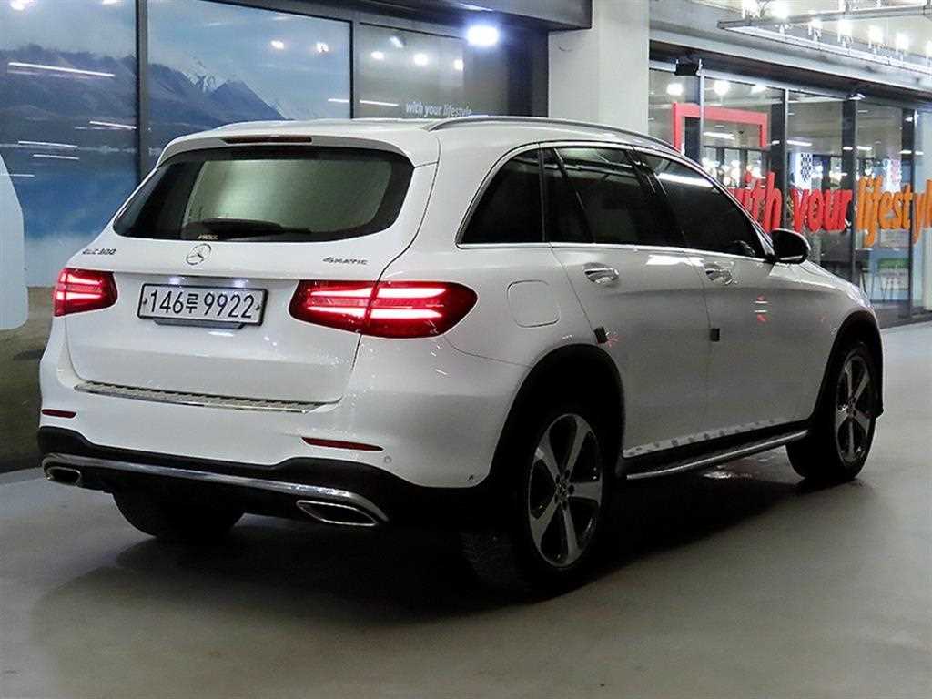 Mercedes Benz GLC Class - Vista 4