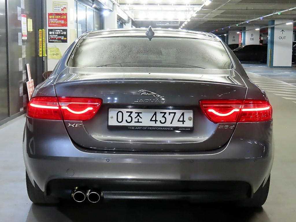 Jaguar XE - Vista 5