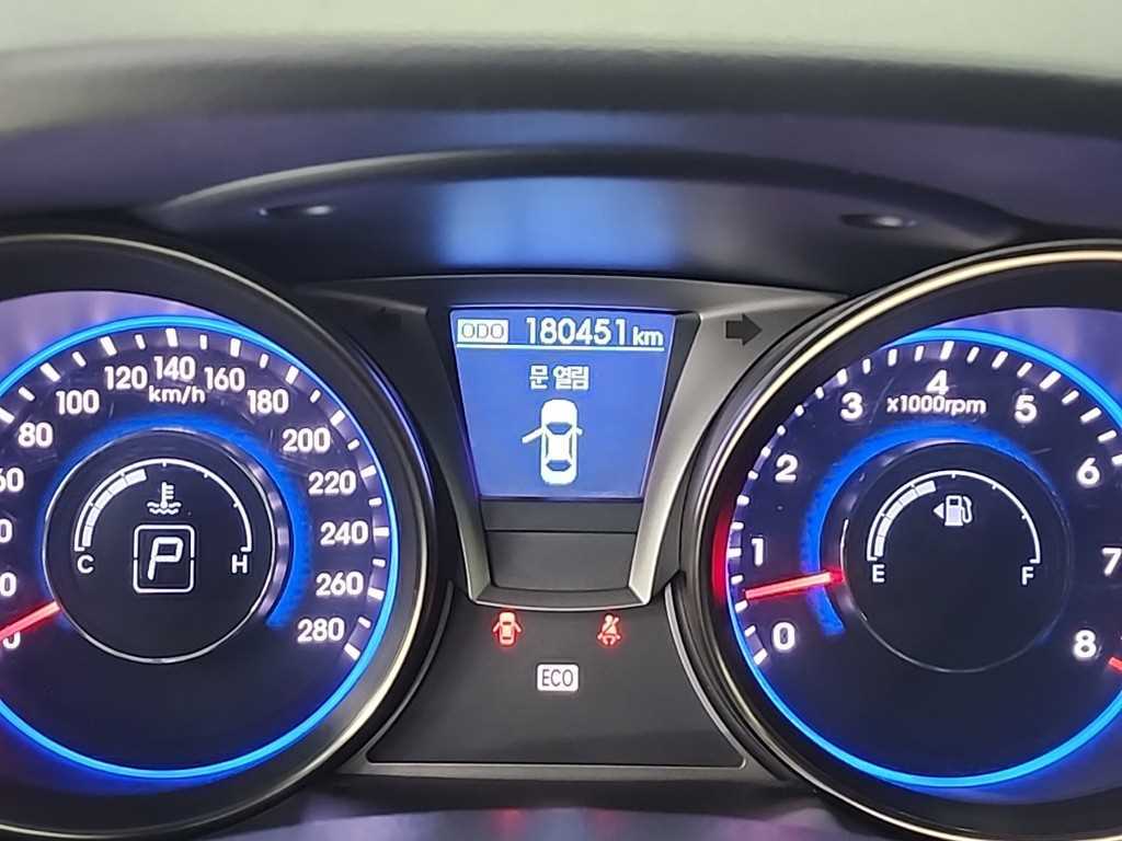 HYUNDAI Genesis - Vista 6