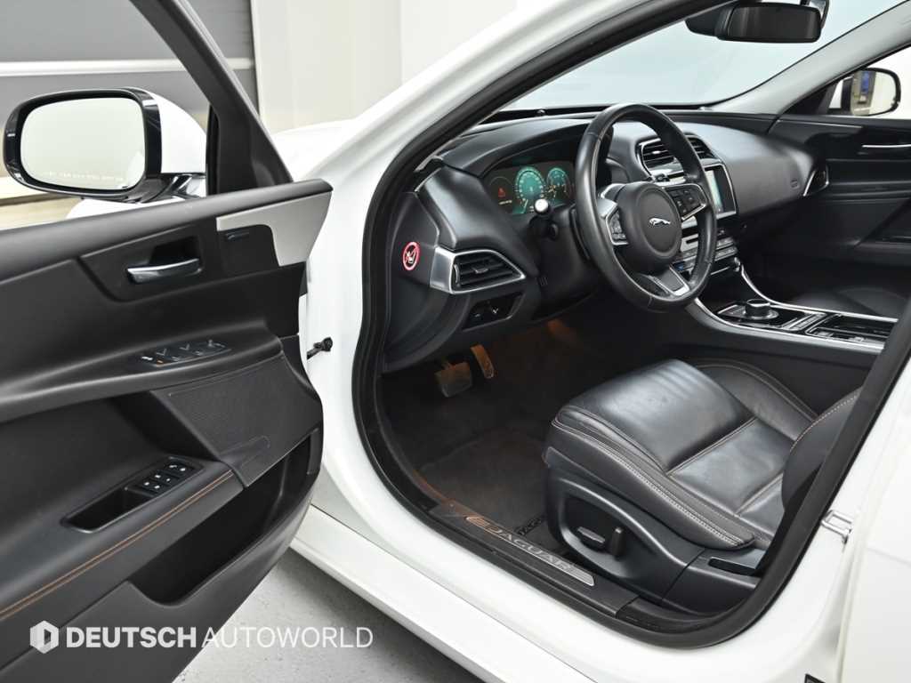 Jaguar XE - Vista 11