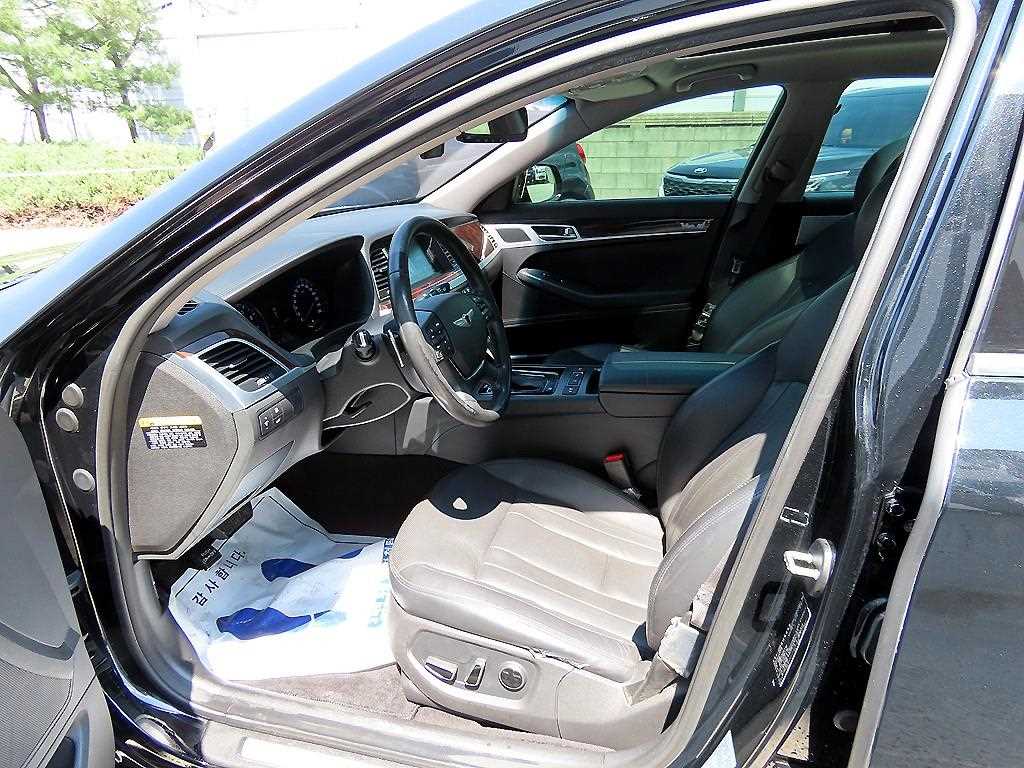 HYUNDAI Genesis - Vista 5
