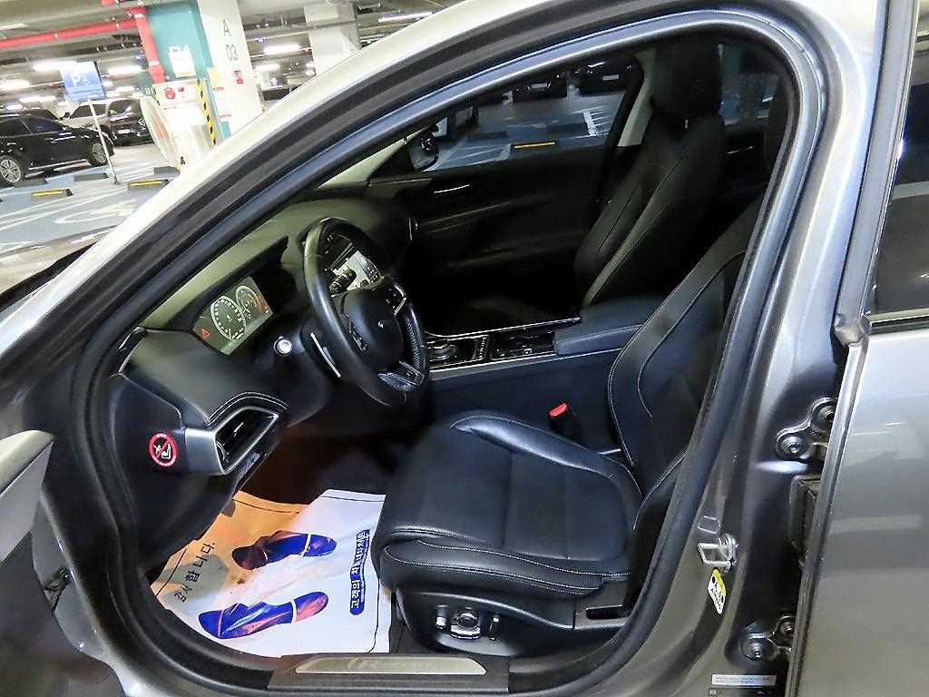 Jaguar XE - Vista 6