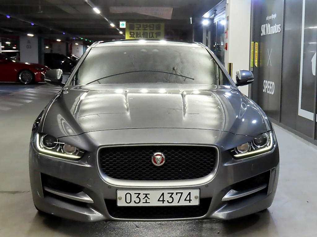 Jaguar XE - Vista 2