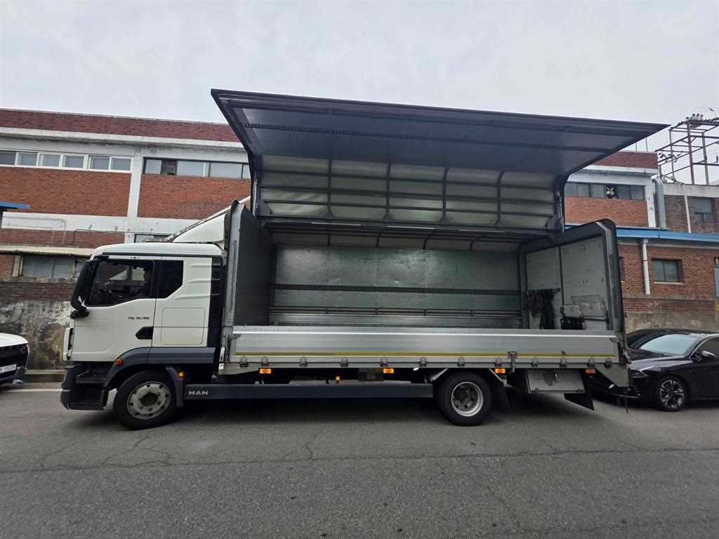 medium and large cargo truck - Vista 9