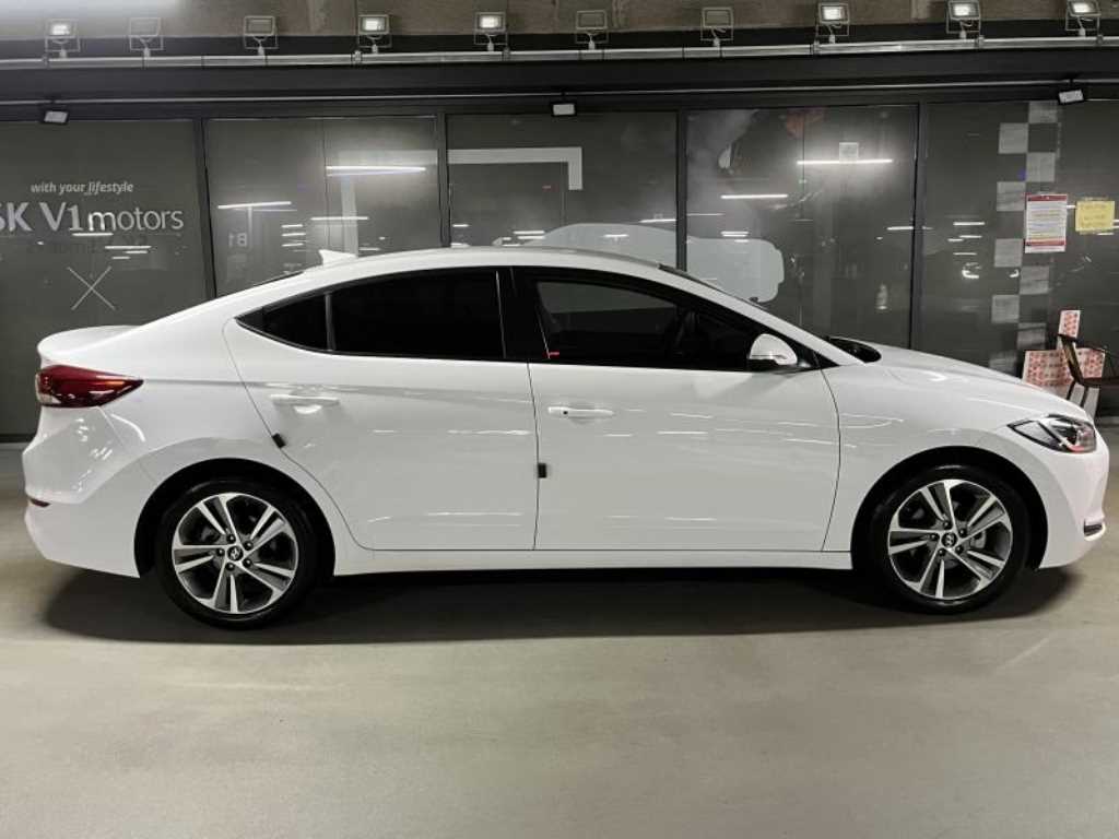 HYUNDAI Avante - Vista 3
