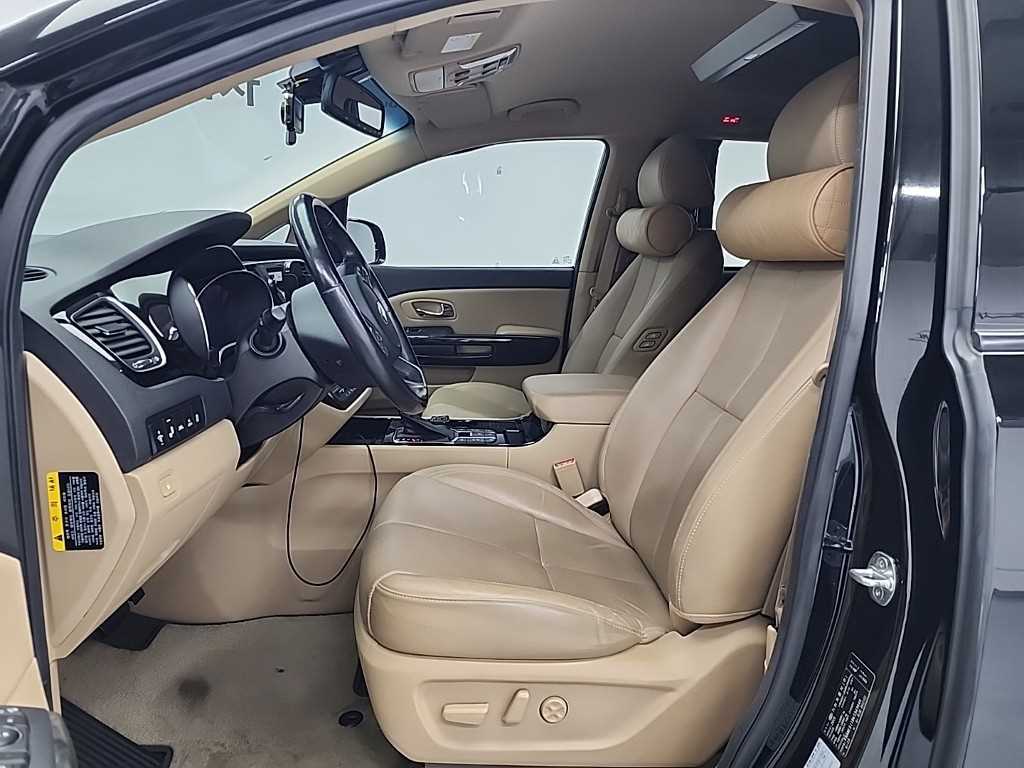 KIA Carnival - Vista 11
