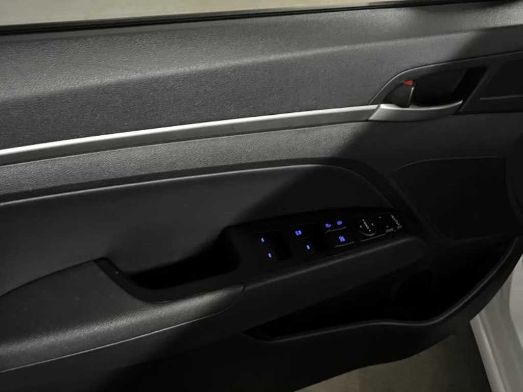HYUNDAI Avante - Vista 6