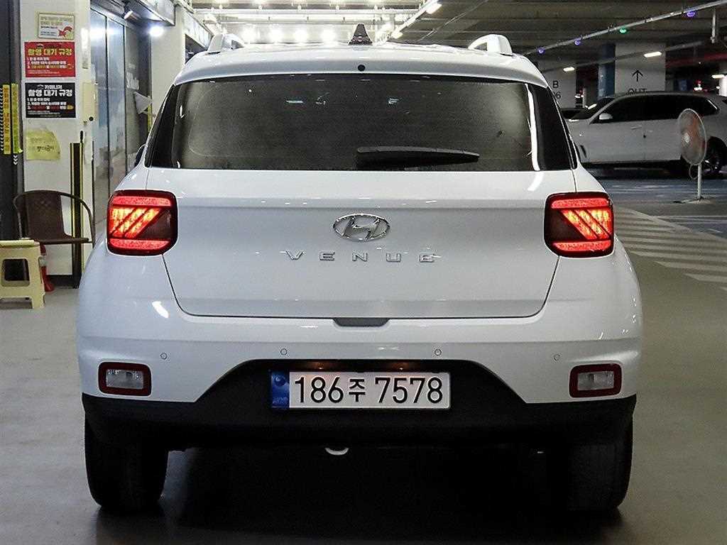HYUNDAI Venue - Vista 5