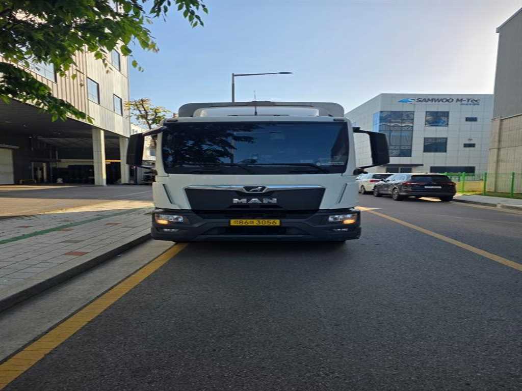 medium and large cargo truck - Vista 2