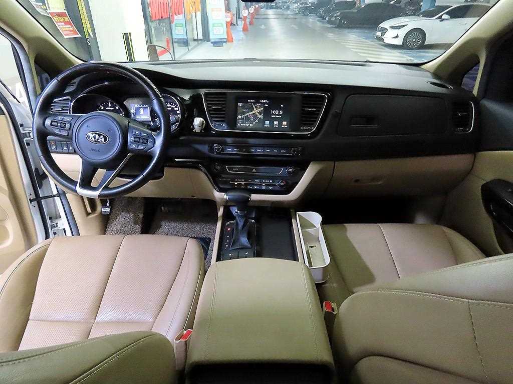 KIA Carnival - Vista 10