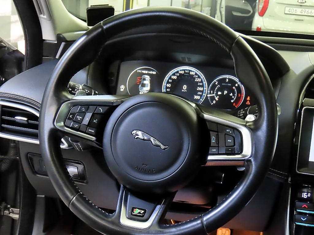 Jaguar XE - Vista 8