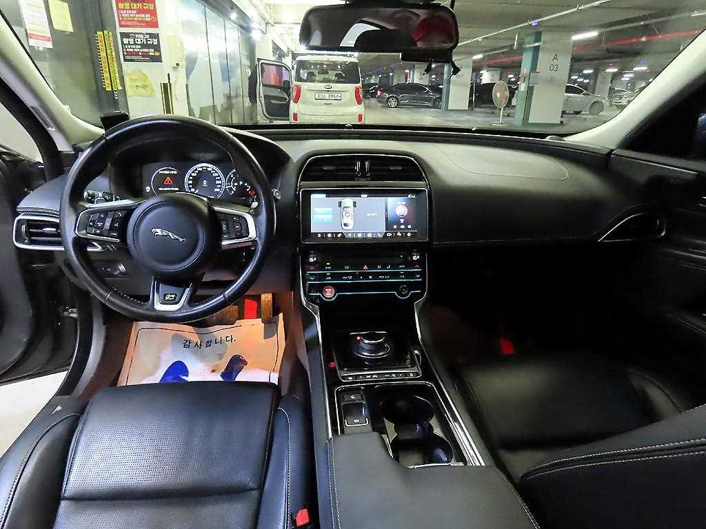 Jaguar XE - Vista 10