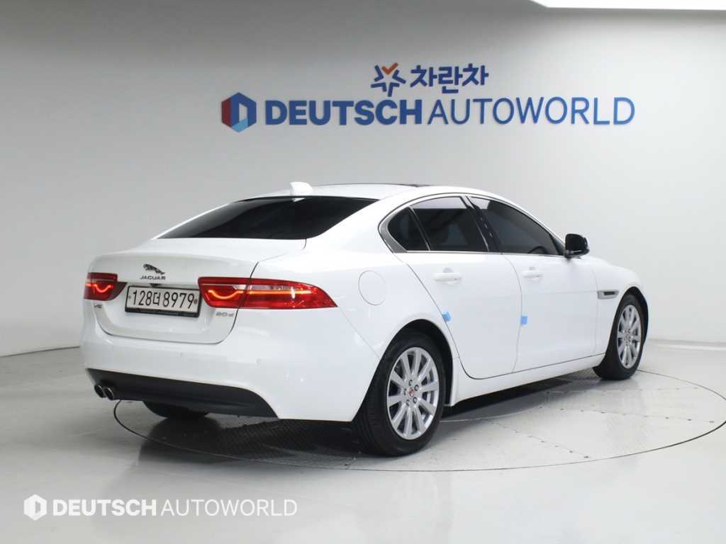 Jaguar XE - Vista 2