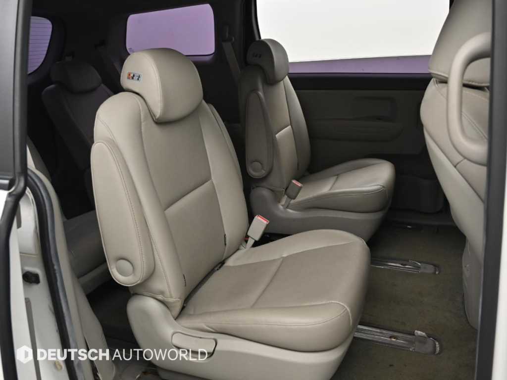 KIA Carnival - Vista 12