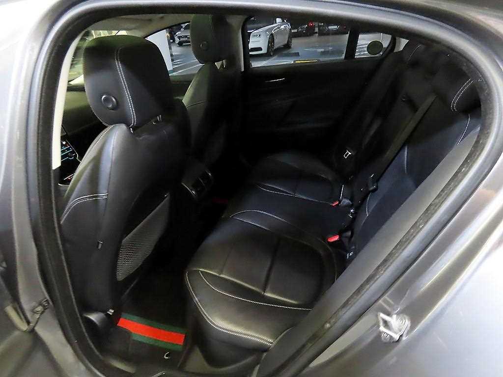 Jaguar XE - Vista 7