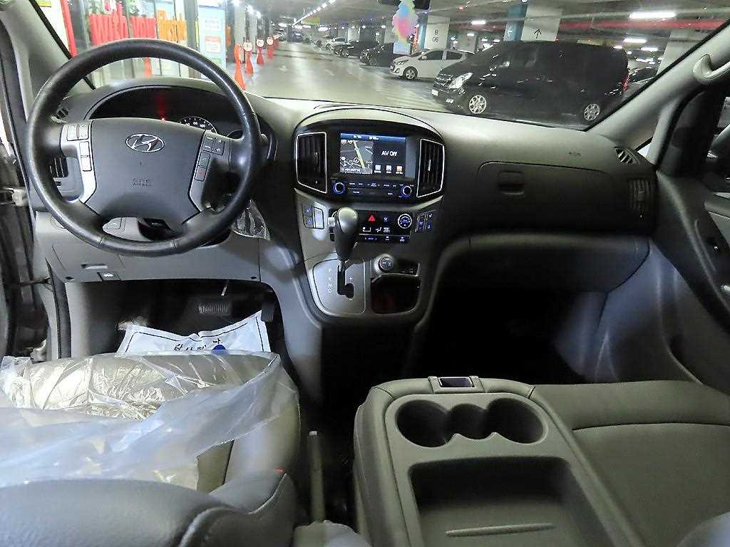 HYUNDAI Starex - Vista 10