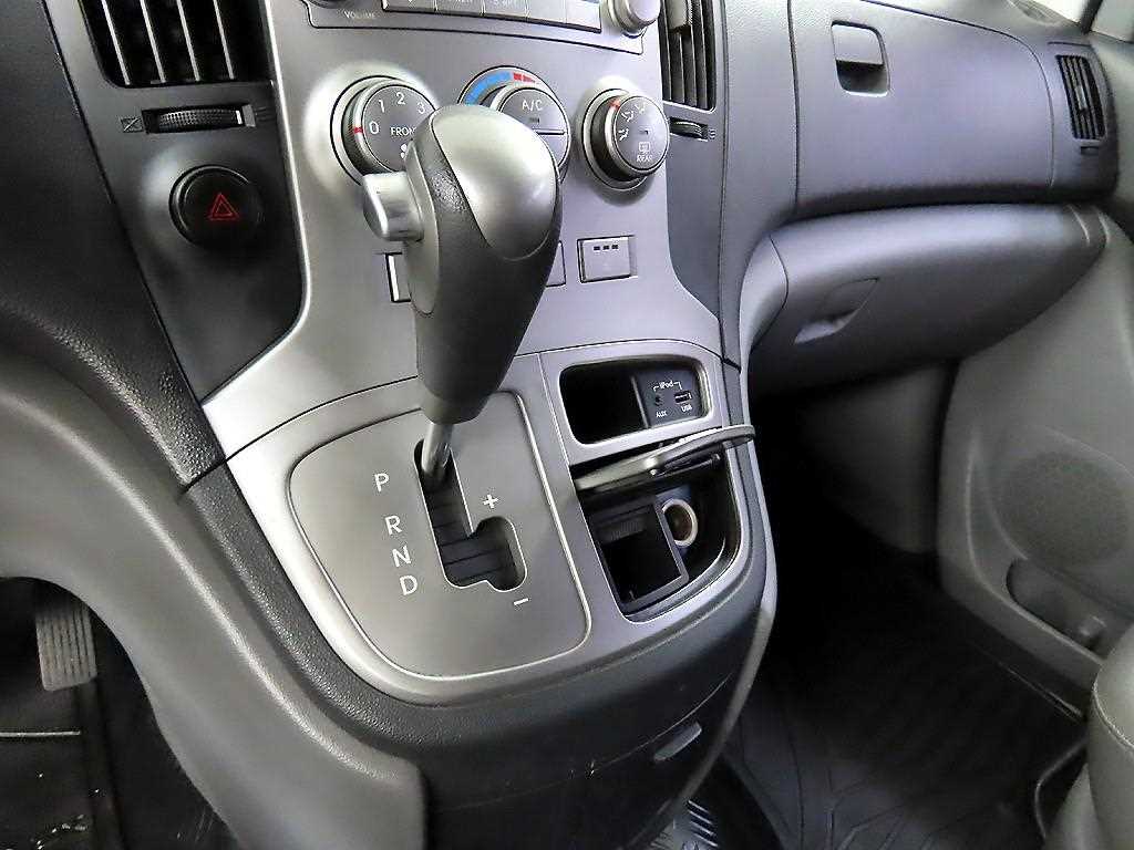 HYUNDAI Starex - Vista 10