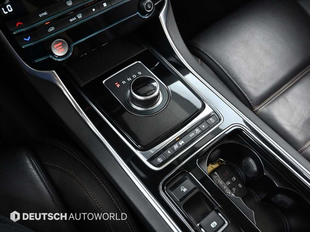 Jaguar XE - Vista 9