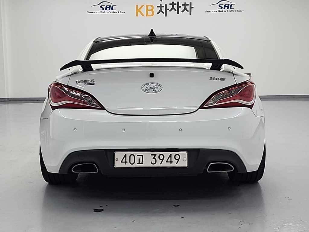 HYUNDAI Genesis - Vista 3