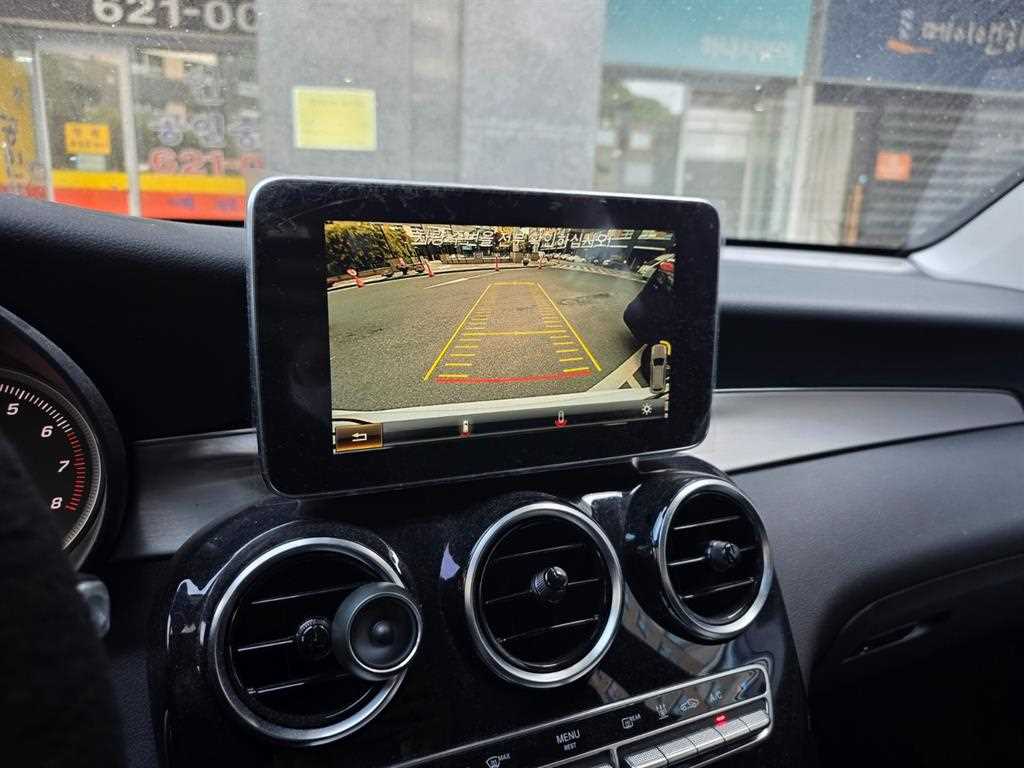Mercedes Benz GLC Class - Vista 5