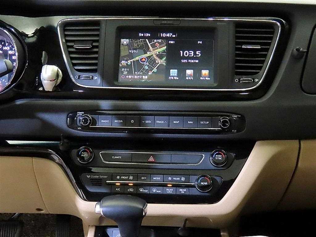 KIA Carnival - Vista 11