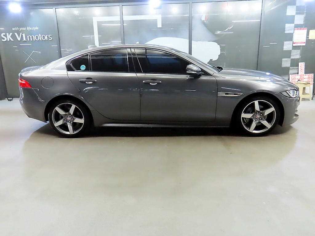 Jaguar XE - Vista 3